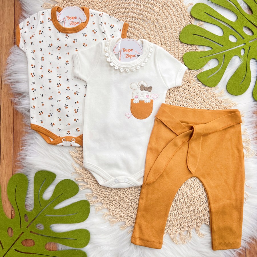 Conj. de Malha 3 peças - Coelhinha no Bolsinho - Mostarda e Off White